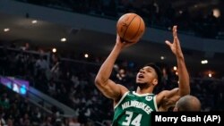 Dans l'ombre de Giannis Antetokounmpo, star mondiale du basket originaire d'Athènes, les enfants d'immigrés africains en Grèce voient en lui un modèle à suivre mais doutent que le parcours du joueur des Milwaukee Bucks