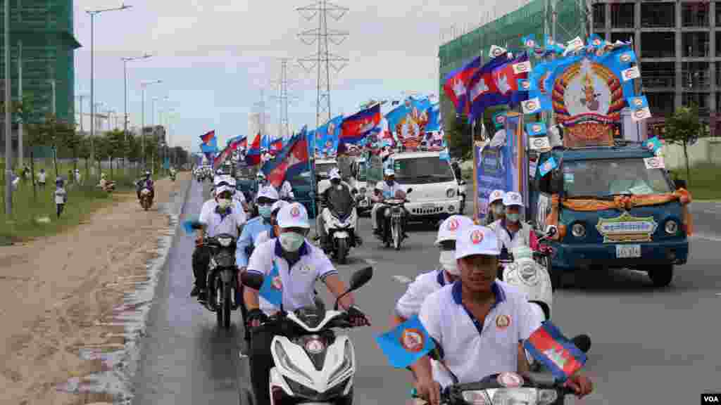គណបក្សប្រជាជនកម្ពុជាចាប់ផ្តើមហែក្បួនឃោសនាការបោះឆ្នោតថ្ងៃដំបូងនៅផ្លូវ៦០ម៉ែត្រ នៅរាជធានីភ្នំពេញ ថ្ងៃទី២១ ខែឧសភា ឆ្នាំ២០២២។ (លាស់ លីបលីប/វីអូអ)