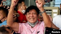 菲律賓總統候選人小馬科斯2022年5月11日與支持者在競選總部外。