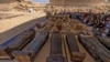 Des sarcophages datant de la Basse Époque égyptienne sont exposés après leur découverte par une mission dirigée par le Conseil suprême égyptien des antiquités, au cimetière de Bubastian à la nécropole de Saqqarah, le 30 mai 2022.
