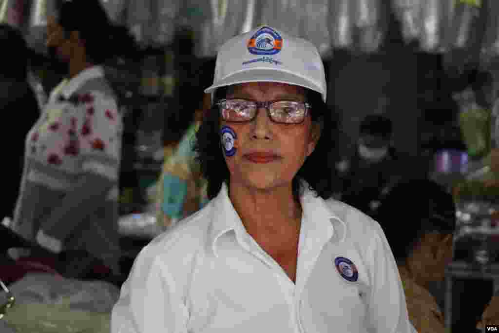 អ្នកស្រី គី ចាន់ថា បេក្ខភាពឈរឈ្មោះជាមេឃុំរបស់គណបក្សកម្ពុជានិយម លេខរៀងទី ១ ដើរចែកខិតបណ្ណគោលនយោបាយបក្សទៅឱ្យប្រជាពលរដ្ឋ នៅក្នុងផ្សារប៉េសេ សង្កាត់បឹងទំពន់ទី ២ រាជធានីភ្នំពេញ ថ្ងៃទី ២៩ ខែឧសភា ឆ្នាំ ២០២២។ (លាស់ លីបលីប/វីអូអេ)