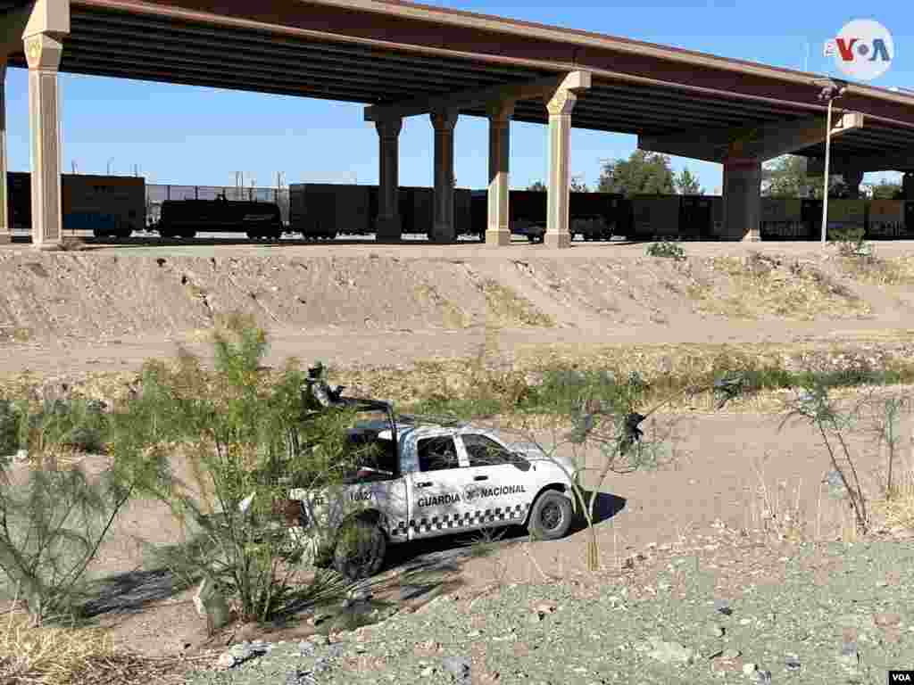 La Guardia Nacional mexicana, encargada de ayudar a reducir el flujo de los migrantes que buscan evadir las medidas del Título 42, vigila desde su vehículo una de las zonas más activas entorno a cruces fronterizos.