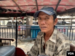 លោក ​អៀ សៀង អ្នក​រត់​ម៉ូតូ​កង់​បី​នៅ​ក្បែរ​ផ្សារ​ចាស់ រាជធានី​ភ្នំពេញ ផ្តល់​បទ​សម្ភាសន៍​ដល់ VOA នៅរាជធានី​ភ្នំពេញ ​ថ្ងៃទី១០ ខែ​ឧសភា ឆ្នាំ​២០២២(កាន់ វិច្ឆិកា/វីអូអេ)