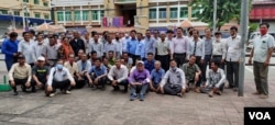 ក្រុម​អ្នកគាំទ្រ​លោក​ កឹម សុខា មក​បង្ហាញ​ការ​គាំទ្រ​អតីត​មេបក្សជំទាស់​រូប​នេះ នៅ​ខាង​មុខ​សាលាដំបូងរាជធានី​ភ្នំពេញ​ ក្នុង​រាជធានី​ភ្នំពេញ កាល​ពី​ថ្ងៃ​ទី១៨ ខែ​ឧសភា ឆ្នាំ​២០២២។ (ណឹម សុភ័ក្រ្តបញ្ញា/វីអូអេ)