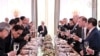 ប្រធានាធិបតី​អាមេរិក​លោក Joe Biden និង​មេដឹកនាំ​អាស៊ាន​នៅ​ក្នុង​ពិធី​ទទួល​អាហារ​ពេល​ល្ងាច​រួម​គ្នា ​នៅ​សេតវិមាន​ក្នុង​រដ្ឋធានី​វ៉ាស៊ីនតោន​ កាល​ពី​ថ្ងៃ​ទី​១២ ខែ​ឧសភា ឆ្នាំ​២០២២។ (Facebook/Cambodian PM Hun Sen)