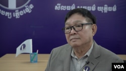 លោក សុន ឆ័យ អនុប្រធានគណបក្សភ្លើងទៀន ក្នុងអំឡុងពេលផ្តល់កិច្ចសម្ភាសន៍ដល់វីអូអេ នៅទីស្នាក់ការកណ្តាលរបស់គណបក្សភ្លើងទៀនក្នុងទីក្រុងភ្នំពេញ ប្រទេសកម្ពុជា។ (ខាន់ សុគុំមនោ/វីអូអេ)
