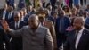 Le président de la RDC Felix Tshisekedi accueilli par le ministre des Affaires étrangères et de la Coopération au développement du Burundi Albert Nshingiro à Bujumbura, le 21 mai 2022. 