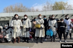 上海一家火葬場外身穿孝服的親屬為離世的親人送行。（2023年1月4日）