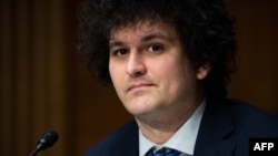 Sam Bankman-Fried, la star déchue des cryptomonnaies et ancien patron de la platforme FTX, a été arrêté aux Bahamas lundi à la demande des autorités américaines.