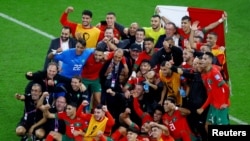 Kikosi cha timu ya Morocco kikifurahia ushindi wake uliotoa fursa ya kusonga mbele kwenye nusu fainali ya Kombe la Dunia 2022 huko Qatar