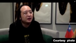 台灣數位發展部長唐鳳 (Audrey Tang)週五(1月13日)在立陶宛首都維爾紐斯接受路透社採訪。(照片來自視頻截屏)