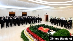 中共官媒新華社發布照片顯示，中國國家主席習近平和前任胡錦濤與其他領導人一起向前國家主席江澤民的遺體表示敬意。（2022年12月5日）