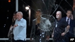ប្រធានាធិបតីប្រេស៊ីលលោក Luiz Inacio Lula da Silva ពិនិត្យមើលការខូចខាតនៅវិមាន Planalto បន្ទាប់ពីវិមាននេះត្រូវបានវាយប្រហារដោយអ្នកគាំទ្រអតីតប្រធានាធិបតីប្រេស៊ីល លោក Jair Bolsonaro ក្នុងទីក្រុងប្រាស៊ីលីយ៉ា ប្រទេសប្រេស៊ីល នៅថ្ងៃទី៨ ខែមករា ឆ្នាំ២០២៣។