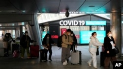 2023年1月10日，在南韓仁川國際機場，從中國入境的旅客經過新冠肺炎檢測中心。