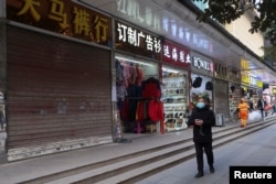 中國政府放鬆疫情管控後的武漢街頭。(2022年12月10日)
