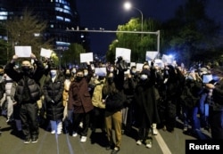 北京民眾走上街頭舉起白紙抗議當局嚴厲的防疫封控措施。（2022年11月27日）
