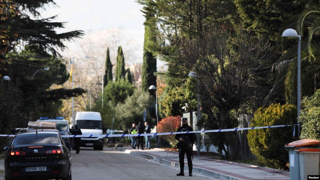 La Embajada de Ucrania en Madrid recibió una carta con material explosivo y un "paquete sangriento". Según la prensa española, las autoridades estarían investigando a "fanáticos prorrusos". 