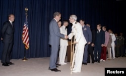 1973年5月24日，美國總統理查德`尼克松在華盛頓舉行的晚宴上迎接前越戰戰俘約翰·麥凱恩。
