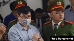 លោក Truong Duy Nhat​ ស្ថិត​នៅ​ក្នុង​បន្ទប់​សវនាការ​នៅ​ក្នុង​ក្រុង​ហាណូយ កាលពី​ថ្ងៃទី៩ ខែមីនា ឆ្នាំ២០២០។