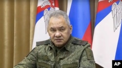 俄羅斯國防部長謝爾蓋·紹伊古（Sergei Shoigu）週三（11月9日）宣布，俄羅斯軍隊將撤出烏克蘭南部戰略重鎮赫爾松市及附近地區並在第聶伯河東岸重新部署防線。照片由美聯社從俄羅斯國防部新聞局獲得併轉發。