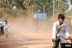 ផ្លូវ​ដី​ហុយស្ថិត​នៅ​ក្នុង​ឃុំ​ចន្រ្តី​ ស្រុក​រមាស​ហែក ខេត្តស្វាយ​រៀង ដែល​ប្រជាពលរដ្ឋ​ចង់​ឲ្យ​មាន​ការ​ស្ថាបនា​ឲ្យ​បាន​ឆាប់។ (ស៊ុន ណារិន/VOA)