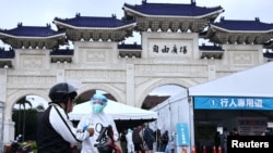 台灣民眾在台北自由廣場上搭起的檢疫站接受新冠病毒檢測。（2022年5月20日）