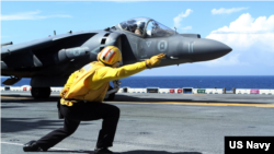 與前美軍飛行員杜根（Daniel Edmund Duggan）駕駛的鷂式噴氣戰鬥機同款的戰機。（美國海軍照片）