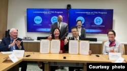 美台官員在華盛頓一個儀式中見證雙方企業簽署合作備忘錄。（台灣經濟部提供）