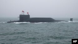 资料照:中国海军的094晋级战略核潜艇“长征15号”2019年4月23号出现在山东省青岛市附近海面,参加庆祝中国人民解放军建军70周年纪念。(美联社)