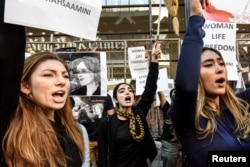 Watu wakishiriki katika maandamano dhidi ya utawala wa Kiislam Iran mjini New York, Marekani, Septemba 27, 2022, kulaani kifo cha Mahsa Amini akiwa kituo cha polisi nchini Iran.