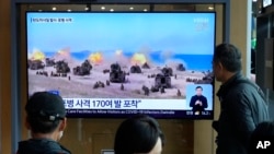 南韓首爾一個火車站正在播放北韓軍事演習的電視畫面（2022年10月14日）