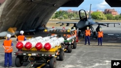 台灣軍隊士兵站在F16V戰機前，準備進行裝載美制AGM-84魚叉反艦導彈及AIM-120和AIM-9空空導彈的訓練。（2022年9月16日）