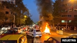 在伊朗德黑蘭，一輛警察摩托車在因瑪莎·阿米尼之死而爆發的的抗議中起火燃燒。(2022年9月19日)