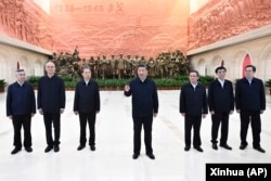 中共領導人習近平帶領他的新班子到陝北參觀延安革命紀念館。（2022年10月27日）
