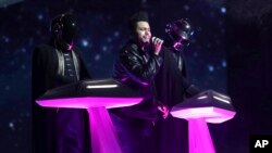 The Weeknd, au centre, et Daft Punk se produisent lors de la 59e cérémonie annuelle des Grammy Awards, le 12 février 2017.