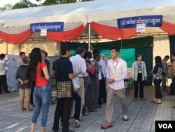 ប្រជាពលរដ្ឋ​តម្រង់​ជួរ​ចូលបោះឆ្នោត​ជ្រើសរើស​ក្រុម​ប្រឹក្សា​ឃុំ-សង្កាត់​អណត្តិទី​៤, នៅ​រាជធានី​ភ្នំពេញ, នៅថ្ងៃទី​០៤​ ខែ​មិថុនា​ ឆ្នាំ២០១៧។ (ហ៊ាន​ សុជាតា/ VOA)