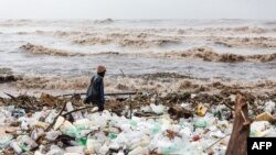 Près de 4.000 maisons ont été détruites, plus de 13.500 endommagées. De nombreux hôpitaux ont été dégradés, et plus de 550 écoles touchées.