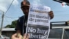 Un vendedor de períodico muestra un ejemplar de Diario La Prensa en Nicaragua, luego del bloqueo impuesto a la importación de papel por parte del gobierno de Daniel Ortega en 2019 para asfixiar a los medios críticos. (Foto VOA / Archivo)