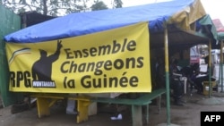 ARCHIVES - Bannière du parti RPG à Conakry, le 30 août 2013, lors du lancement de la campagne électorale en vue des élections législatives du 24 septembre. 