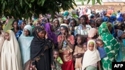 Des réfugiés centrafricains attendent la distribution de nourriture et de vêtements à la frontière avec le Cameroun, au village de Garoua Boulaïl le 25 avril 2014. 