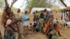 Des réfugiés nigérians, qui ont fui au Niger à la suite d'attaques contre leur village, se tiennent dans la cour de leur hôte nigérien, à Diffa, dans le sud-est du Niger, le 21 juin 2016.