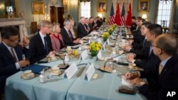 Le secrétaire d'Etat Rex Tillerson, au centre gauche, avec les diplomates chinois Yang Jiechi et Fang Fenghui, à Washington, le 21 juin 2017.