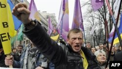 Верховна Рада ухвалює Податковий кодекс в оточенні пікетів