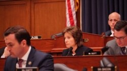 美國聯邦眾議員哈茨勒爾(Vicky Hartzler)（中）在聽證會上質詢軍方官員（美國之音黎堡2020年2月26日攝）