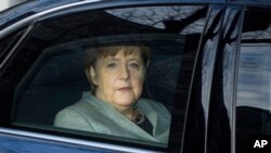 La chancelière allemande Angela Merkel arrivant au siège du parti social-démocrate à Berlin, lundi 5 février 2018
