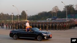 ប្រធានាធិបតី​មីយ៉ាន់ម៉ា​លោក​ Thein Sein ឈរ​លើ​រថយន្ត​ក្នុង​ពិធី​គម្រប់​ខួប​ឯករាជ្យ​ជាតិ​លើក​ទី​៦៧ នៅ​ក្រុង​ Naypyitaw នា​ថ្ងៃ​ទី​០៤ ខែ​មករា​ ឆ្នាំ​២០១៥​។