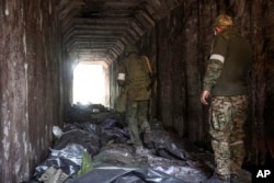 烏克蘭馬里烏波爾俄烏兩軍交戰，伊里奇鋼鐵廠一條隧道裡的烏克蘭士兵的屍體被放進塑料袋裡。（2022年4月18日）