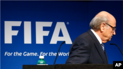Blatter quitte le podium