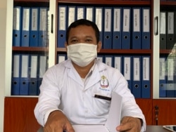 លោក ប៊ី បេងស៊ អនុប្រធាន​មន្ទីរពេទ្យ​បង្អែក​រកា​ផ្តល់​សម្ភាសន៍ក្នុង​មន្ទីរពេទ្យ​ស្ថិតក្នុង​ភូមិ​រកា ឃុំរកា ស្រុក​សង្កែ ខេត្ត​បាត់​ដំបង នៅ​ថ្ងៃទី២៨ ខែ​មីនា ឆ្នាំ​២០២២។