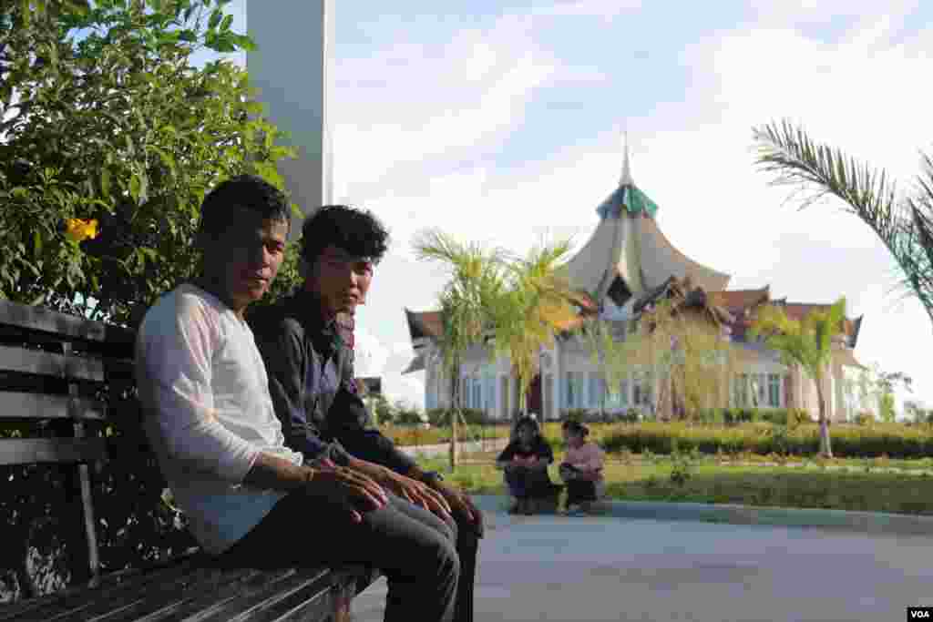 សាសនិក Baha'i កំពុងតែអង្គុយក្នុងពេលសម្រាកពីការប្រជុំប្រចាំខែនៅក្នុងបរិវេណទីសក្ការៈគោរពបូជា។ សាសនានេះមានសាសនិកប្រមាណ ១២០០០ នាក់នៅក្នុងខេត្តបាត់ដំបង។ (រិទ្ធី ឧត្តម/VOA)